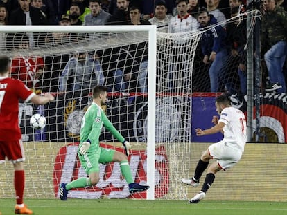 Pablo Sarabia marca el gol del Sevilla frente al Bayern.