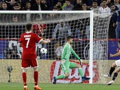 Pablo Sarabia marca el gol del Sevilla frente al Bayern.