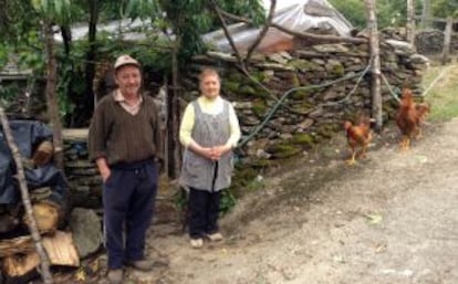 José Ramón Castro y Alicia López, únicos habitantes de un pueblo de Ribera Sacra gallega.