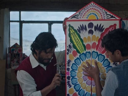 Los actores Amiel Cayo y Junior Béjar, junto a un retablo.