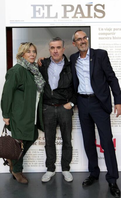 El exjugador del Athletic, Dani Ruiz, junto a la periodista Aurora Intxausti y el redactor jefe de Infografía de EL PAÍS, Tomás Ondarra.