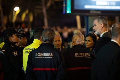 Los Reyes saludan a los agentes de los equipos de emergencias que trabajaron durante el incendio, este lunes.