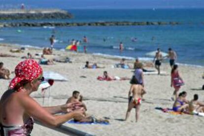 En la imagen, turistas y residentes disfrutan de una de las playas mallorquinas. EFE/Archivo