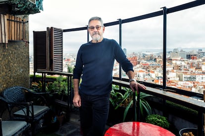 Carlos Salazar, en su terraza de Torres Blancas.