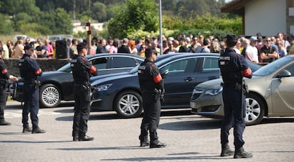 Agentes vigilan una protesta de ertzainas durante la reunión del Gobierno vasco en Busturia el pasado 6 de junio.