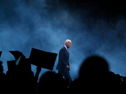 Joe Biden llega al escenario, el pasado noviembre en un mitin en Des Moines (Iowa).