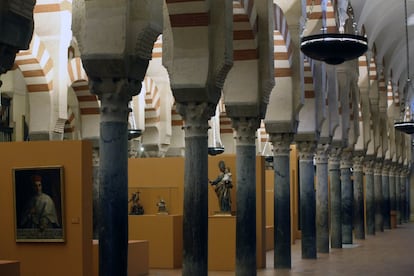 La plataforma ciudadana que defiende que la mezquita-catedral sea patrimonio público denuncia una progresiva colonización del monumento, como esta exposición temporal que ha llevado cuadros y esculturas de 44 conventos a la mezquita.