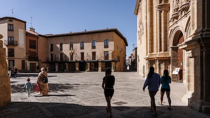 El parador de Santo Domingo de la Calzada, al fondo, y la catedral, a la derecha, en la plaza del Santo.