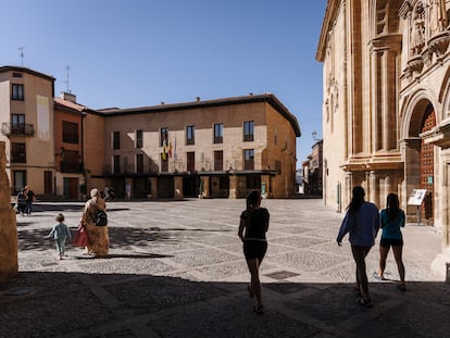 El parador de Santo Domingo de la Calzada, al fondo, y la catedral, a la derecha, en la plaza del Santo.