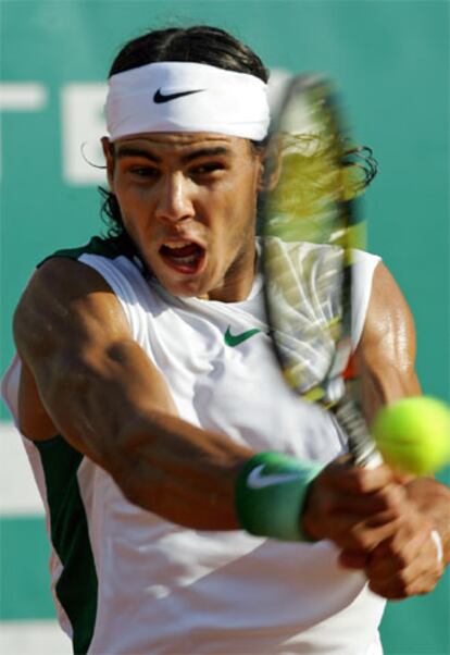 Nadal golpea la bola durante la semifinal de ayer.