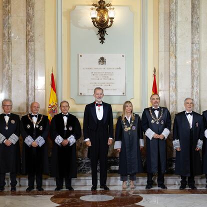 FOTODELDÍA MADRID, 05/09/2024.-El rey Felipe (c), y la presidenta del CGPJ Isabel Perelló (6d), en el Tribunal Supremo este jueves donde se celebra el acto de apertura del año judicial con un Consejo General del Poder Judicial renovado tras más de un lustro de bloqueo y con la primera presidenta en toda su historia.-EFE/ J.J. Guillén POOL