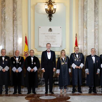 FOTODELDÍA MADRID, 05/09/2024.-El rey Felipe (c), y la presidenta del CGPJ Isabel Perelló (6d), en el Tribunal Supremo este jueves donde se celebra el acto de apertura del año judicial con un Consejo General del Poder Judicial renovado tras más de un lustro de bloqueo y con la primera presidenta en toda su historia.-EFE/ J.J. Guillén POOL
