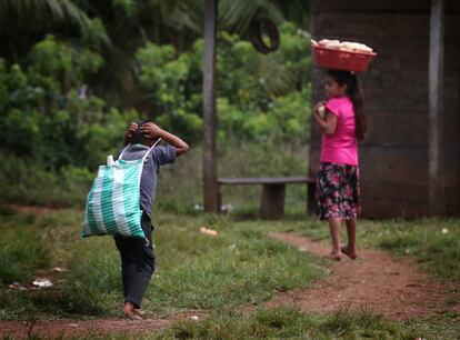 “Son unas cifras muy negativas en un año como este”, añade Nieto (de la OIT) en alusión al 2021, declarado como el año internacional para la eliminación de esta violación sistemática a los derechos del menor por Naciones Unidas. En la foto, dos niños en Cobán, Guatemala, vuelven a casa tras un día de trabajo.