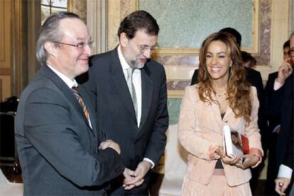 La escritora María de la Pau Janer con Mariano Rajoy y Josep Piqué, ayer en Madrid.