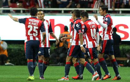 Los jugadores de las Chivas durante un partido de liga mexicana