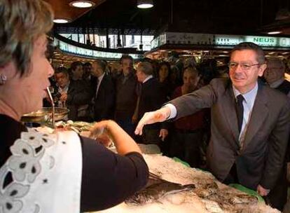 Alberto Ruiz-Gallardón en una visita al mercado de La Boqueria, en Barcelona, en octubre de 2007.