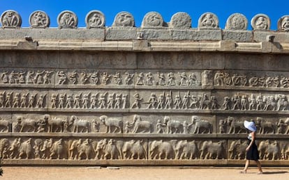 Una turista pasea ante el templo de Haza Rama, en Hampi (India).