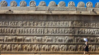 Una turista pasea ante el templo de Haza Rama, en Hampi (India).