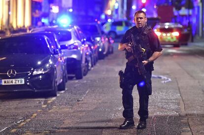 Un agente de policía armado pasea en Borough High Street tras el incidente en el Puente de Londres.