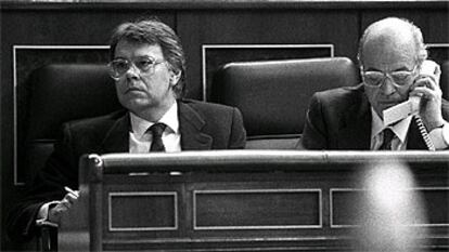 Felipe González y el entonces ministro de Exteriores, Francisco Fernández Ordóñez, en el debate del 18 de enero de 1991.