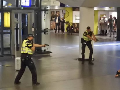 Policías holandeses apuntan al asaltante afgano, este viernes en Ámsterdam.