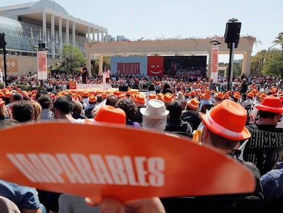 La vicepresidenta del Consell y candidata de Compromís a la Presidencia de la Generalitat, Mónica Oltra, durante el acto central de campaña en el Jardín del Turia de València. 