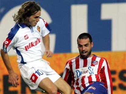 Savio pelea con Novo por un balón en el Atlético-Zaragoza.
