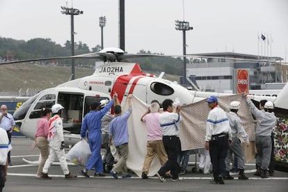 De Angelis, custodiado durante su traslado al hospital.