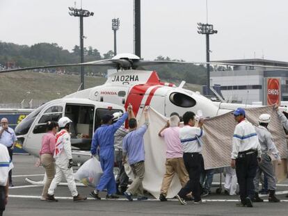 De Angelis, custodiado durante su traslado al hospital.