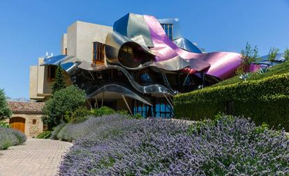 Bodega Marques de Riscal, proyectada por Frank Gehry, en Elciego, provincia de Álava.