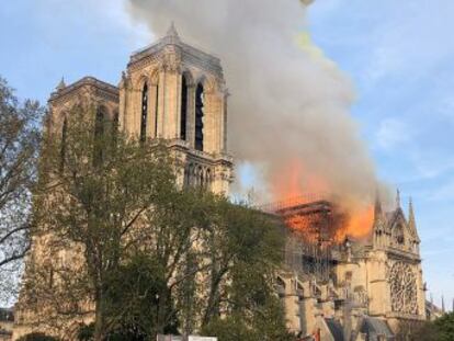 Los bomberos han dado esta mañana por apagado el incendio en la catedral, aunque han dicho que pueden quedar focos residuales que hay que vigilar, según un portavoz del cuerpo