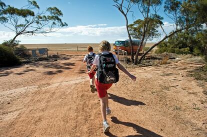 Wyalkatchem o Wylie, como la conocen sus habitantes, es una pequeña localidad de Australia situada a 194 kilómetros de Perth. En la zona, remota y alejada, sólo viven 15 niños que dependen del autobús para llegar a su escuela. Dos horas y 180 kilómetros de recorrido, la mayoría de ellos por tramos sin asfaltar, que realizan dos veces cada día en el vehículo que conduce John O’Grady, de 70 años, un antiguo miembro de la Marina Real Británica que trabajó mucho tiempo en la minería en Australia y que ahora dice convencido que éste “es el mejor empleo del mundo en uno de los lugares más asombrosos”.