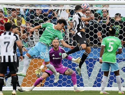 Jair Paula, del Botafogo, anota su primer gol este domingo frente Seattle Sounders. 
