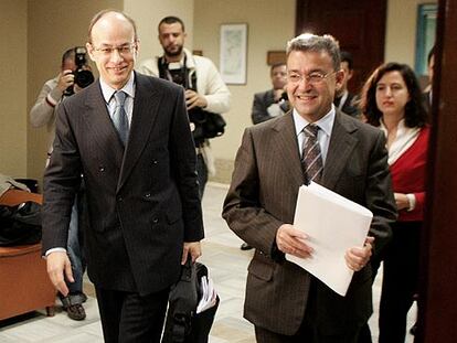 Gijs de Vries (izquierda) y Paulino Rivero, presidente de la comisión del 11-M, en el Congreso.