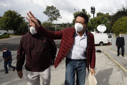 El diputado Mario Delgado, en la sede del Instituto Nacional Electoral (INE) en Ciudad de México (México).