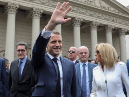 El presidente de Francia llega a Buenos Aires como portavoz de la globalización, el libre comercio y la lucha contra el calentamiento global, todo lo que rechaza Trump