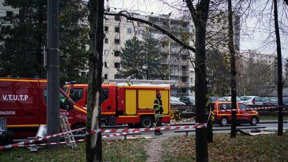 Un bombero junto al edificio incendiado, este viernes.
