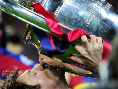 Leo Messi besa la Copa de Europa en Wembley.