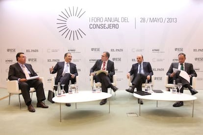 De izquierda a derecha, Antonio Llardén (Enagás), Ángel Ron (Popular), Miguel Jiménez (EL PAÍS), Javier Monzón (Indra) e Íñigo Meirás (Ferrovial).