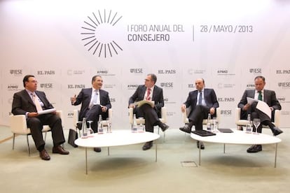 De izquierda a derecha, Antonio Llard&eacute;n (Enag&aacute;s), &Aacute;ngel Ron (Popular), Miguel Jim&eacute;nez (EL PA&Iacute;S), Javier Monz&oacute;n (Indra) e &Iacute;&ntilde;igo Meir&aacute;s (Ferrovial).