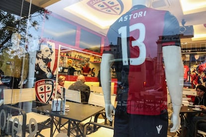 La camiseta de Astori, en una tienda del Cagliari, equipo en el que militó entre 2008 y 2014.