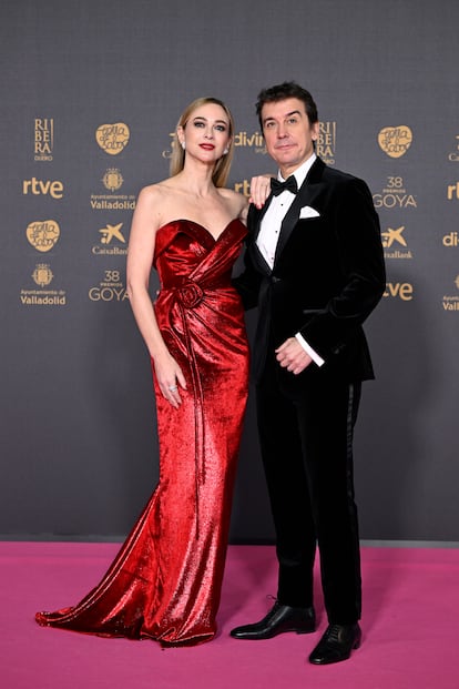 Marta Hazas y Javier Veiga, de rojo y negro. El vestido de Hazas, con escote corazón, es de Atelier Pronovias.