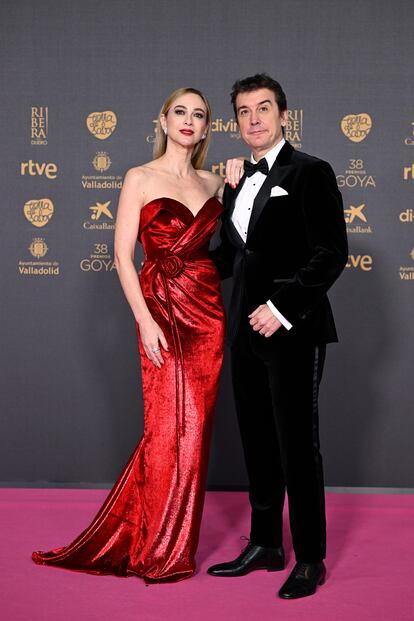 Marta Hazas y Javier Veiga, de rojo y negro. El vestido de Hazas, con escote corazón, es de Atelier Pronovias.