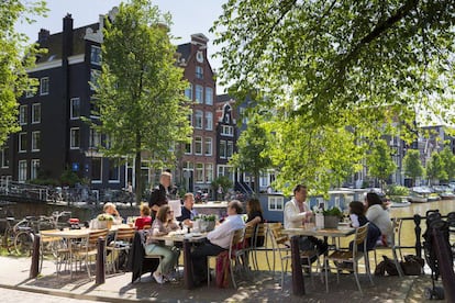 Holandeses frente a los canales de Ámsterdam.