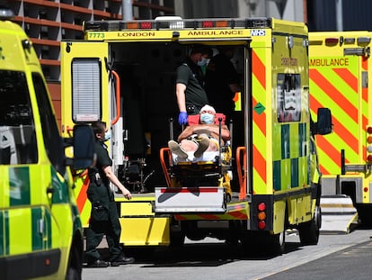 Un paciente de covid es trasladado al Hospital Royal London, en junio pasado.