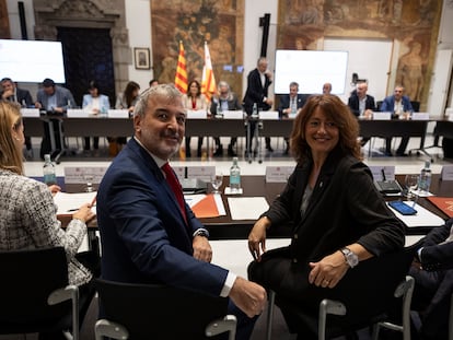 El alcalde de Barcelona, Jaume Collboni, y su número dos, la teniente de alcalde Laia Bonet, al inicio de la comisión mixta entre el Ayuntamiento y la Generalitat, en el Palau.