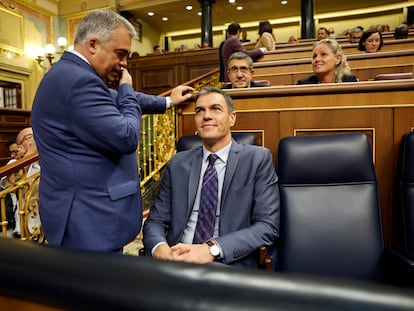 Santos Cerdán y Pedro Sánchez, antes de la votación que ha aprobado el uso de las lenguas cooficiales en el Congreso, este jueves.