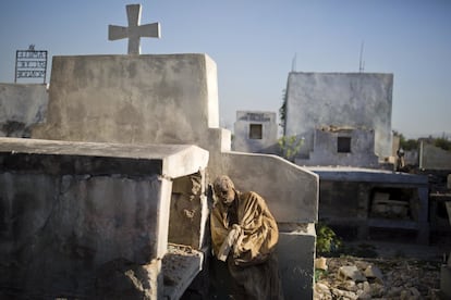 Los restos de un cadáver se apoyan en su tumba antes de ser llevados a una fosa común en el cementerio nacional de Puerto Príncipe, en Haití. Muchos haitianos deben endeudarse para tener la oportunidad de enterrar a sus familiares difuntos. El coste medio de un entierro es de 5.000 dólares por hogar; más de lo que la mayoría de los haitianos ganan en un año.