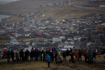 La gente espera en lo alto de una colina desde la que se divisa Torshaw el inicio del eclipse.