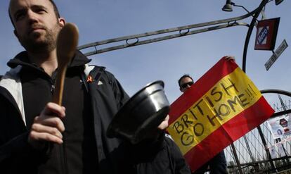 Protesta de trabajadores de Iberia durante la feria de turismo (Fitur) en Madrid.